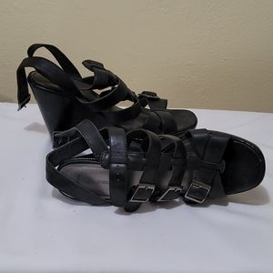 Black strapped Wedges